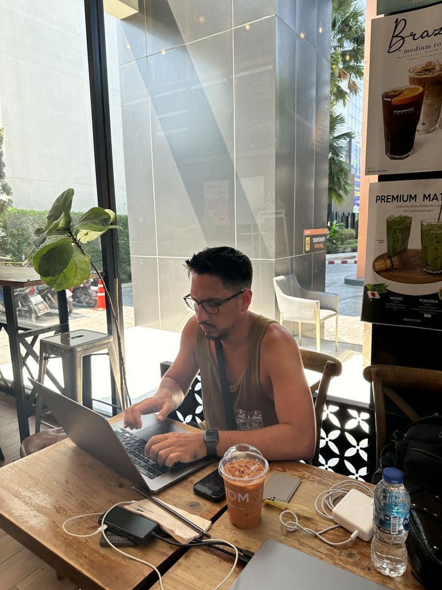 Arni working from a Chiang Mai coffee shop