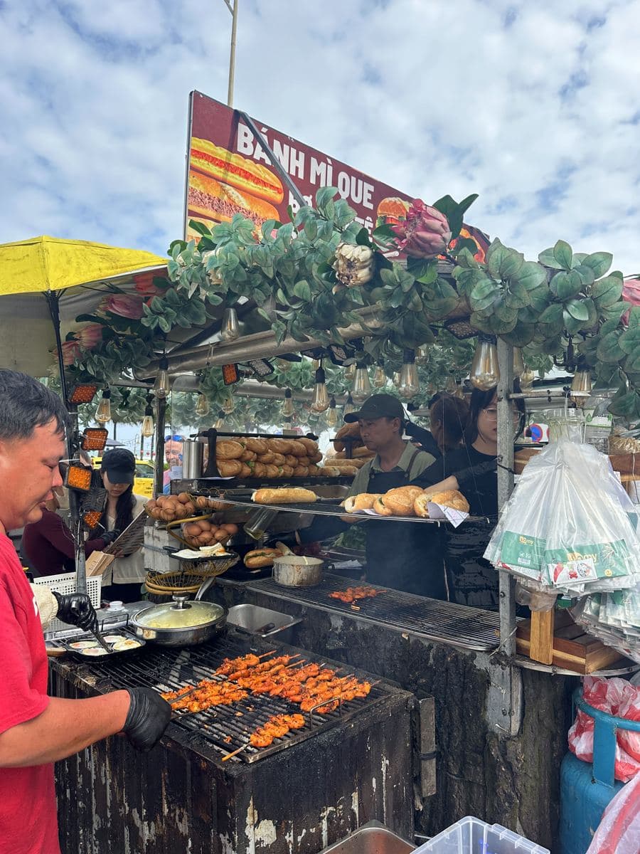Banh mi que stall by the beach